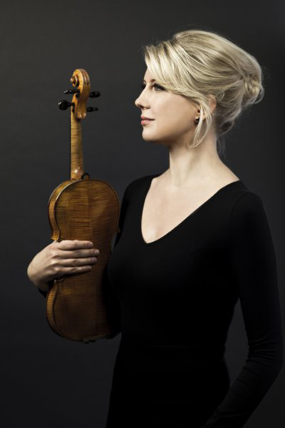 Elina Vähälä ja viulu.